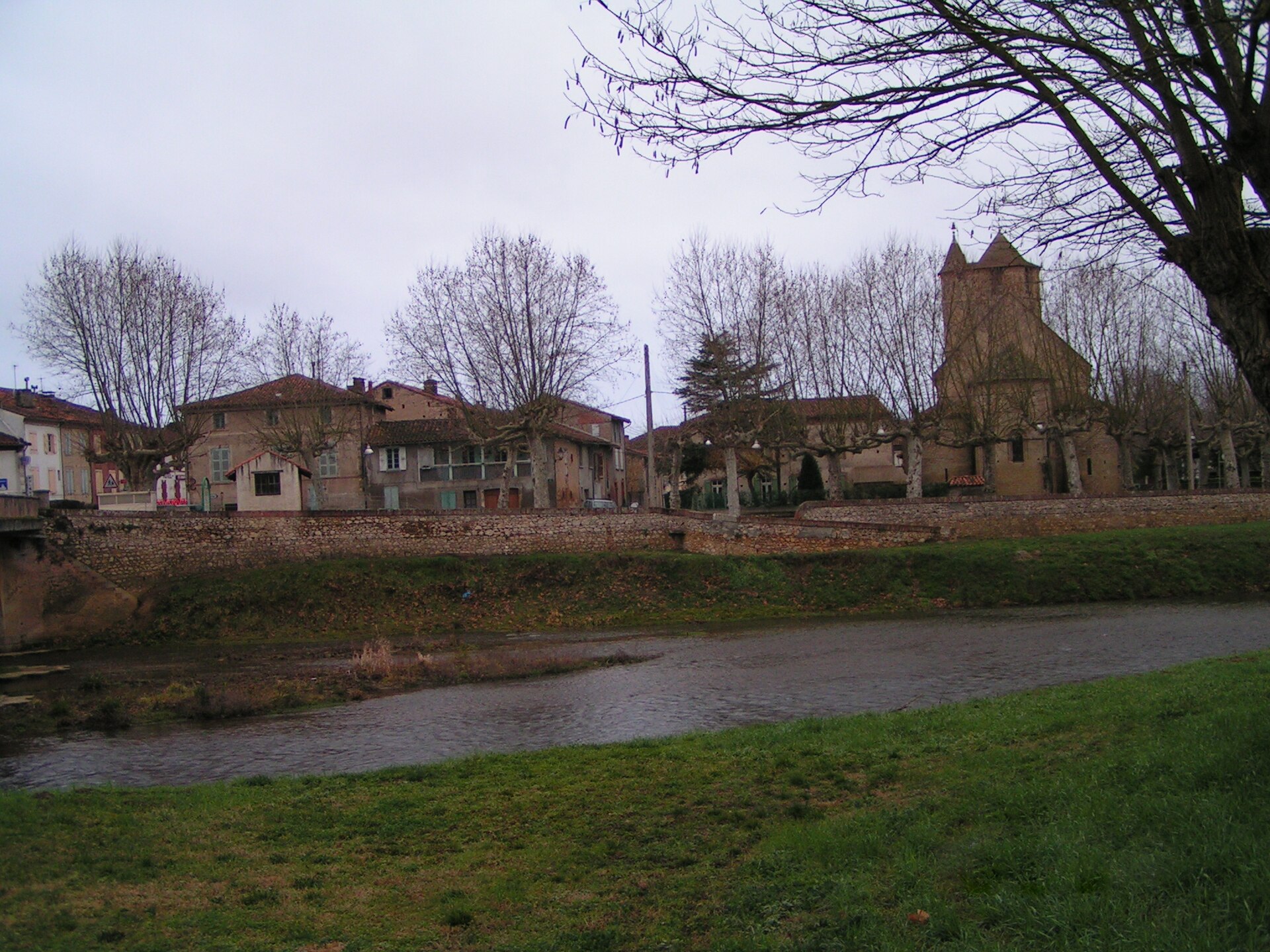 Rivière de l'Arize serpentant entre des collines boisées du Plantaurel, en Ariège