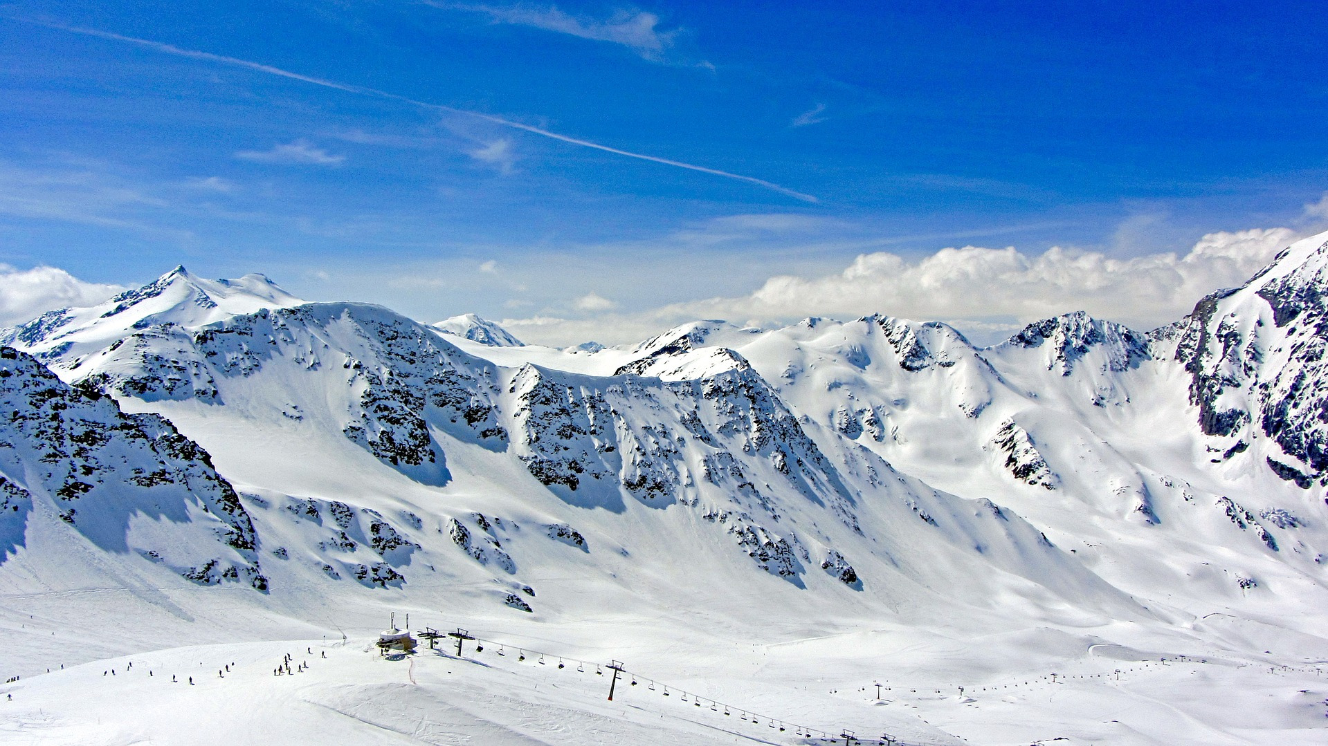 Crête herbeuse et sommets rocheux au-dessus de la vallée du Biros, en Couserans ariégeois