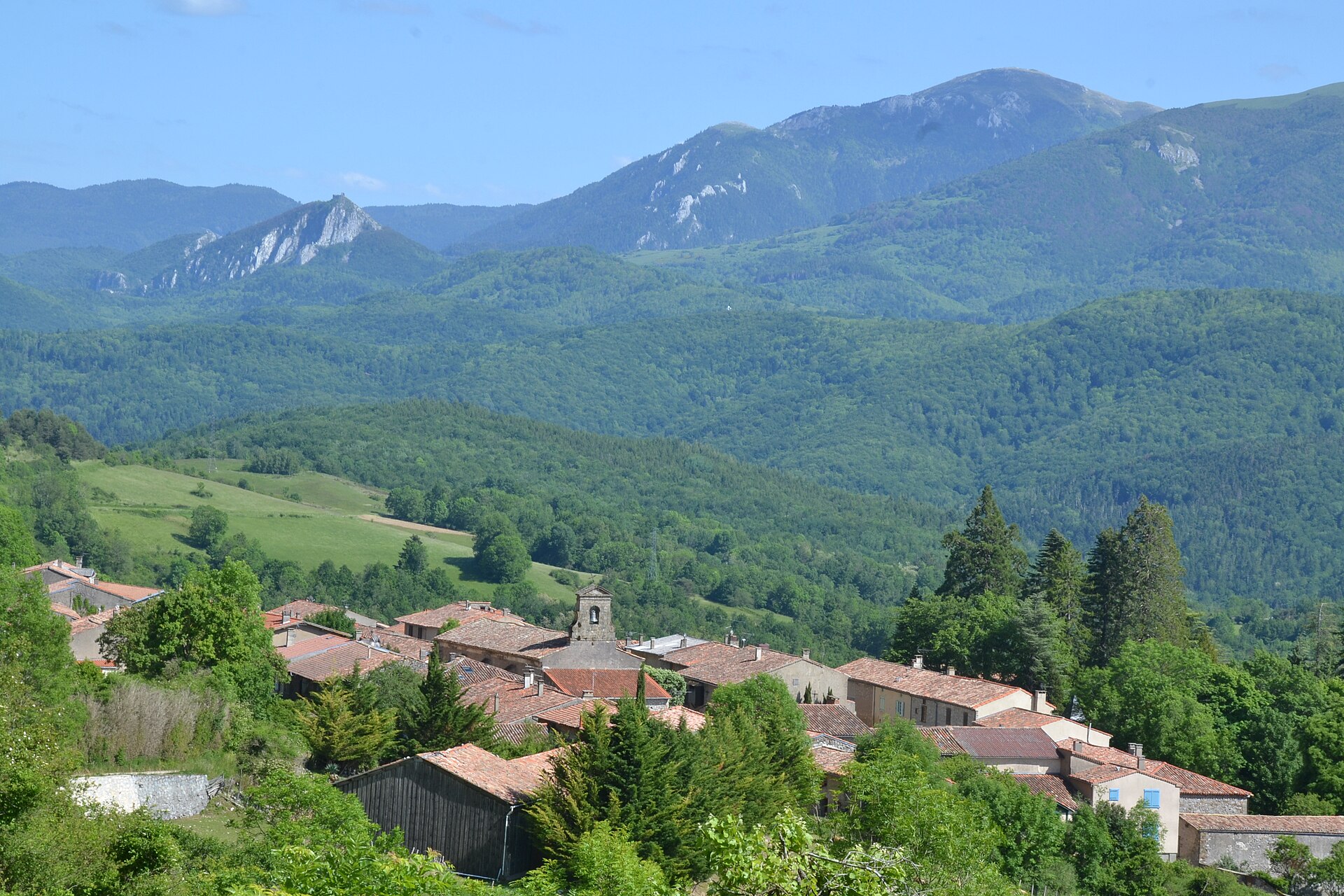 Ruines du château de Roquefixade perchées sur leur barre rocheuse au-dessus du village, en Ariège