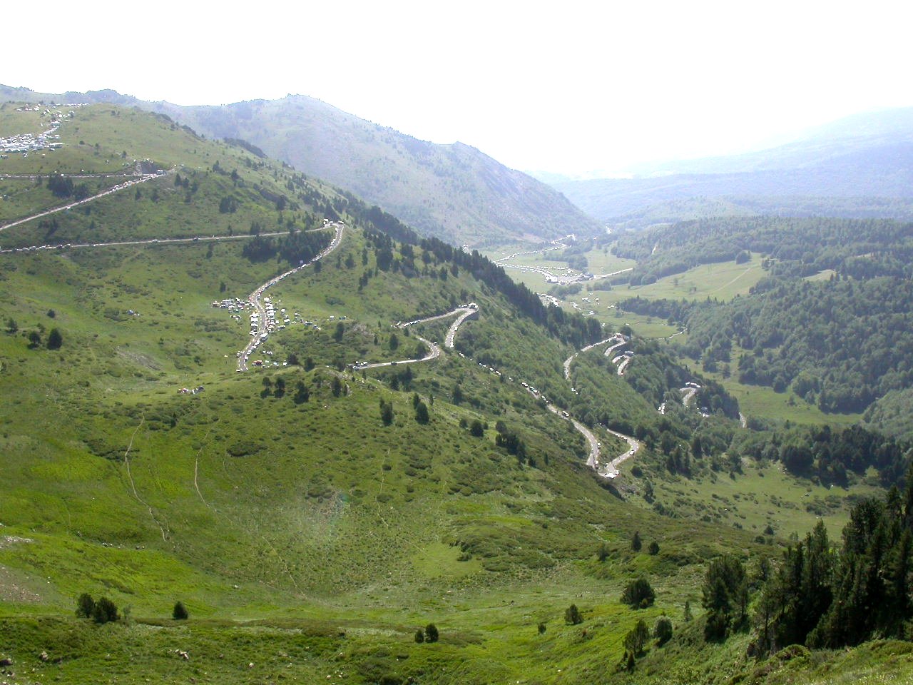 Route de montagne serpentant vers le port de Pailhères, au-dessus de la vallée d'Ax