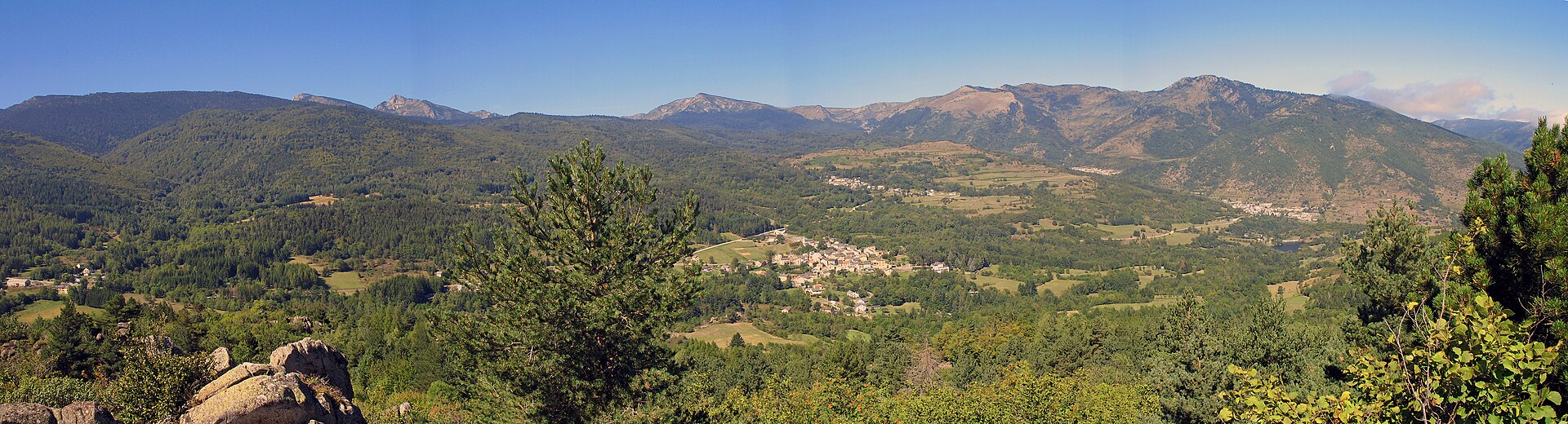 Piste forestière sur le plateau du Donezan en automne, mélèzes et pins, relief pyrénéen en arrière-plan